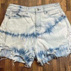American Eagle women’s distressed look washed out denim shorts. Size 4.
